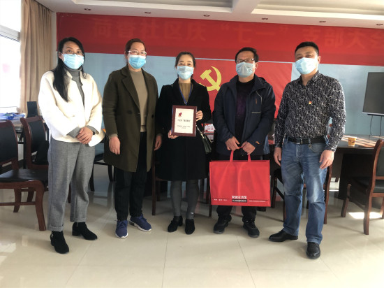 衡山镇李委员等人在荷香社区为“最美家庭”卢世菊家庭颁发荣誉证书_副本1.jpg